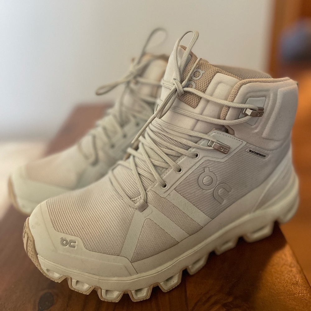 ON CLOUDROCK MID WATERPROOF HIKERS - Picture 1 of 5
